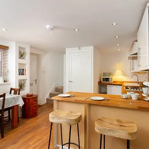  Holiday home The Coach House, Centrally Located Detached Coach House