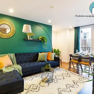  Apartment Amazing Flat-parking Available-by Fabaccommodation