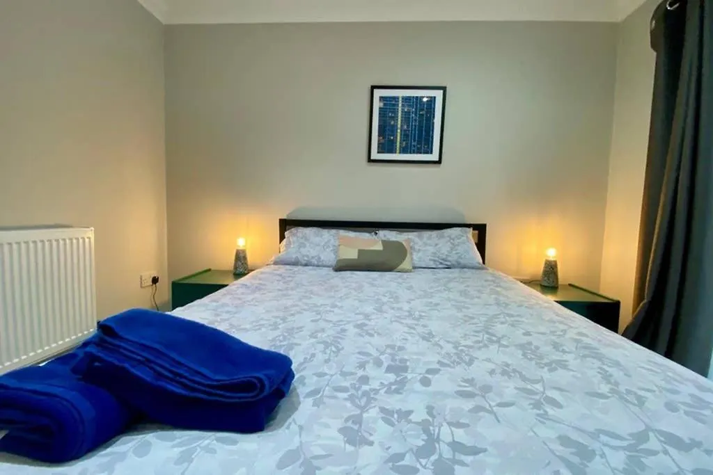 Stylish Apartment For 2 Nr Centre & Victoria Park Cardiff