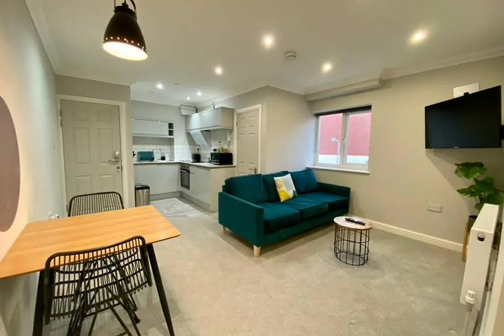 Stylish Apartment For 2 Nr Centre & Victoria Park Cardiff
