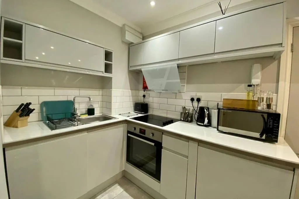 Stylish Apartment For 2 Nr Centre & Victoria Park Cardiff